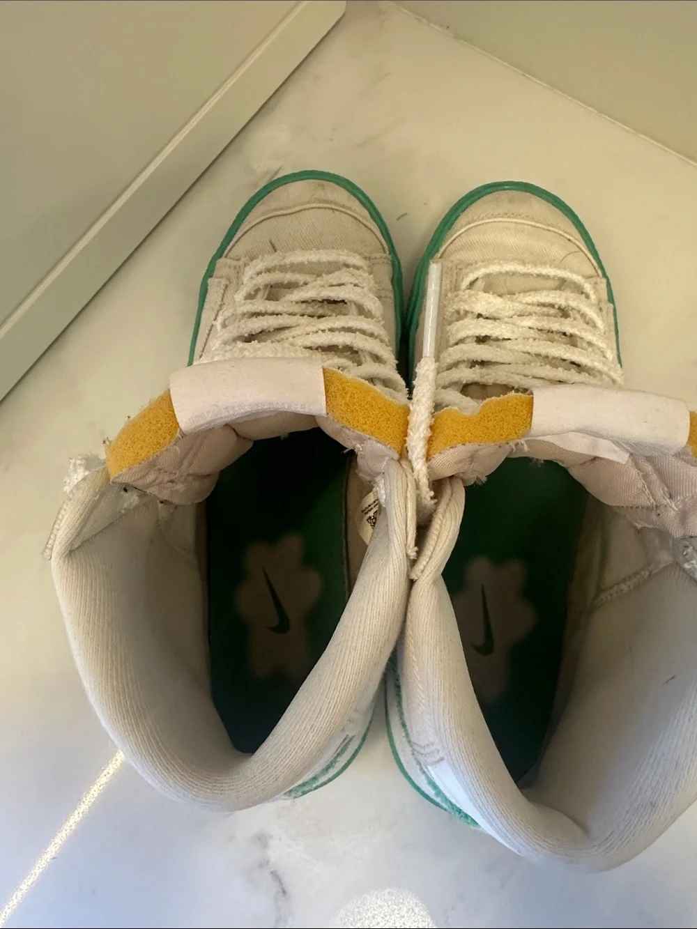 NIKE BLAZER MID ‘77 White and Green Hightop. Women’s Size US 7